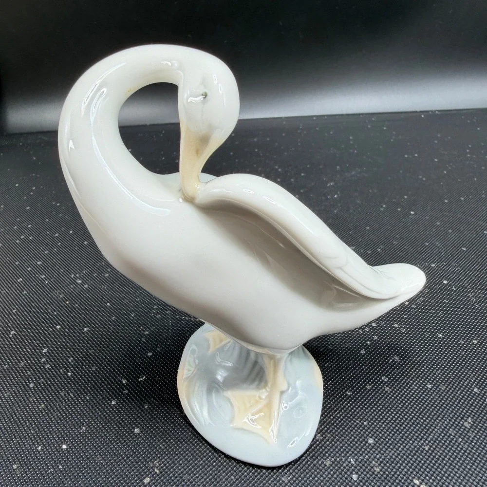 Lladro Swan Bird Figurine Preening Bird Porcelain Spain Glossy White 4 Inch
